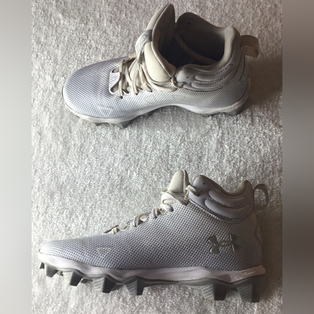 UNDER ARMOUR Boys size 5 Y SPOTLIGHT FRAN FOOTBALL CLEATS